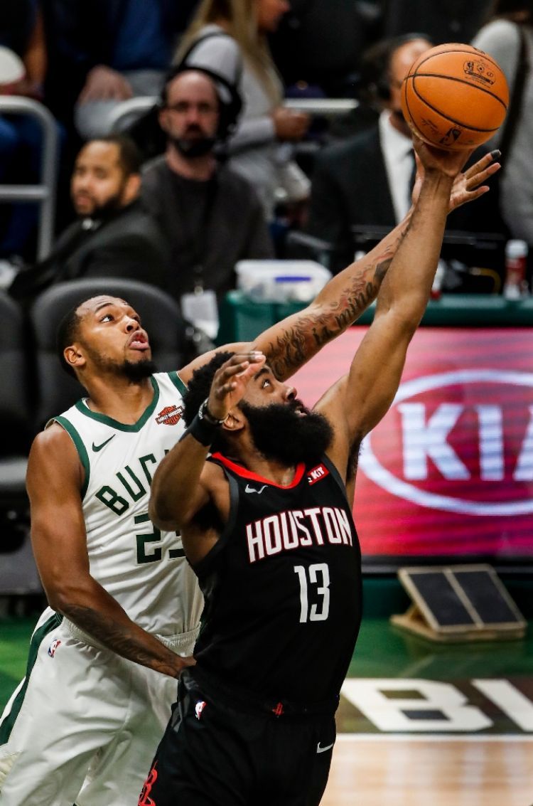 关于德甲赛程吃紧，密尔沃基雄鹿赛前门线救险，球迷炸锅，赛程密集仍需轮换的信息